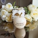 Graviruotas onikso obuoliukas Seneliui 11 cm