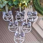 Kalėdinis žaisliukas su pilku kaspinu