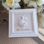 Keraminis angelas rėmelyje "Tegul saugo ir globoja"