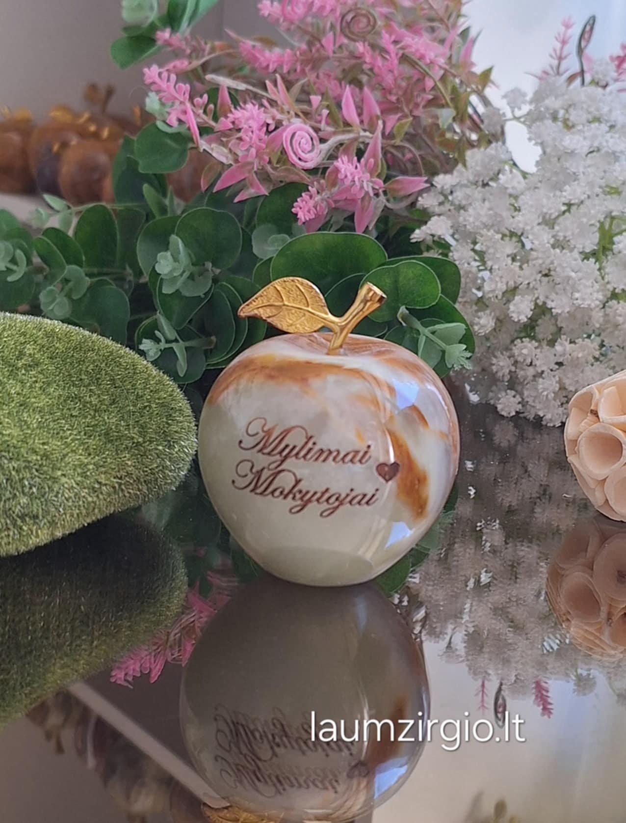 a9a2677b-d772-4d79-b59a-799d1c28d88b Graviruotas onikso obuolys 7 cm Mylimai mokytojai - Image 1