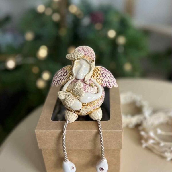 Keraminis angelas dėžutėje