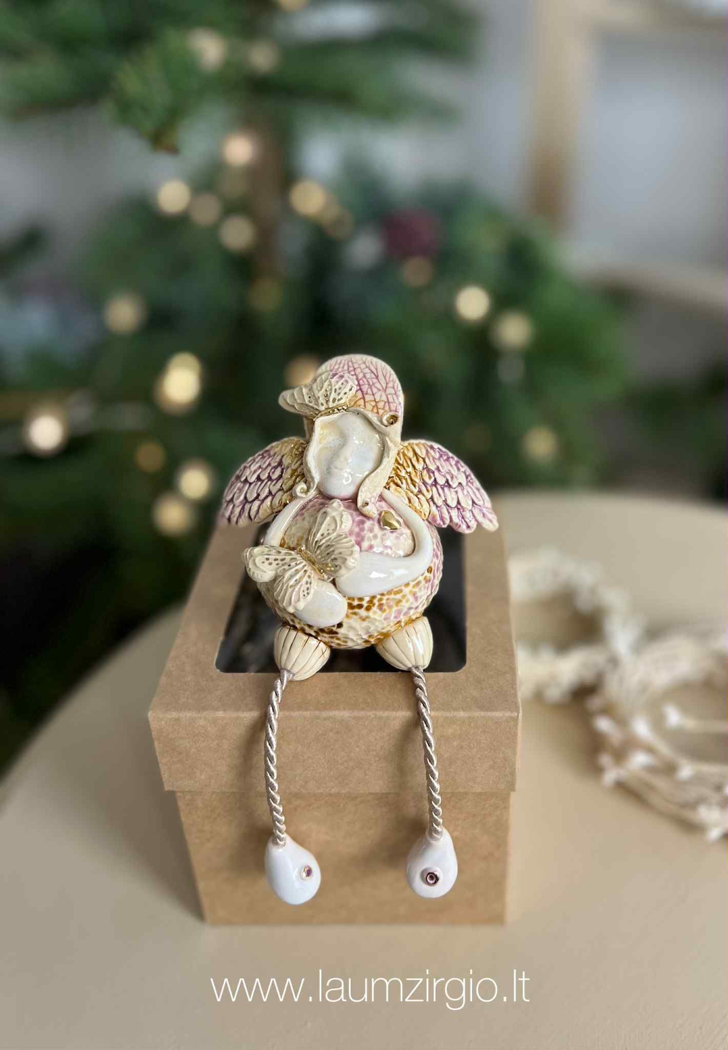 92bd8a1e-79c5-49bf-a157-cb316e3a2195 Keraminis angelas dėžutėje - Image 1