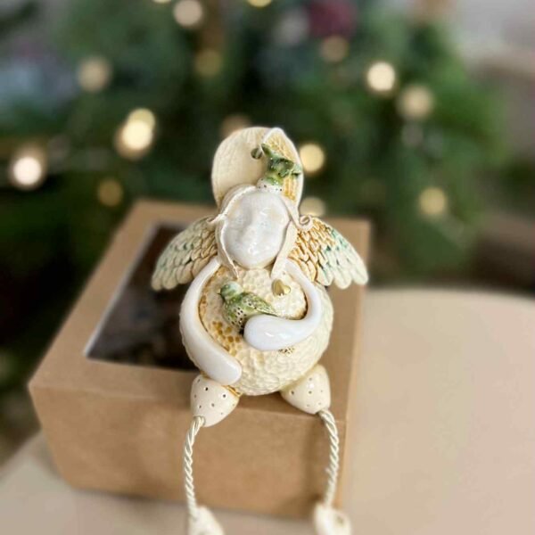 Keraminis angelas dėžutėje