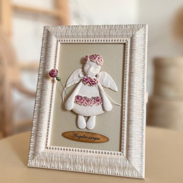 Keraminis angelas rėmelyje