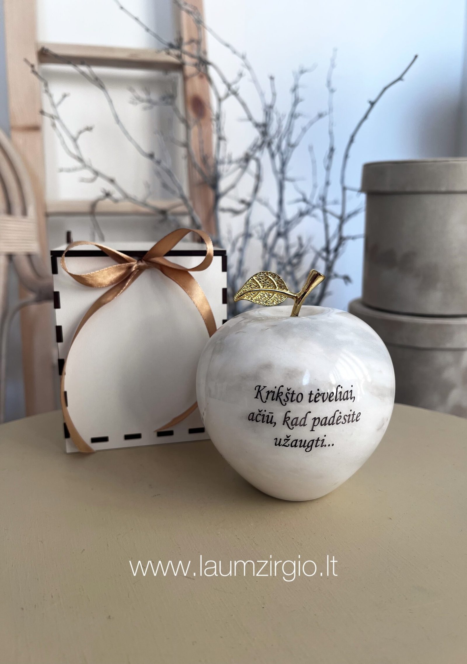 12-406 Graviruotas onikso obuolys Krikšto tėveliams 12cm - Image 1