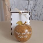 Graviruotas onikso obuolys “Žmogus gali viską...”7 cm