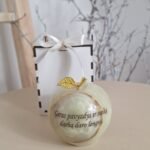 Graviruotas onikso obuolys "Geras pavizdys" 9 cm