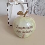 Graviruotas onikso obuolys 9 cm