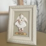 Keraminis angelas rėmelyje "Tegul saugo ir globoja"