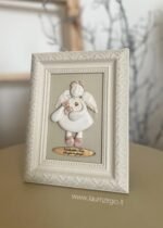 Keraminis angelas rėmelyje "Tegul saugo ir globoja"