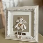 Keraminis angelas rėmelyje „Angelas sargas”