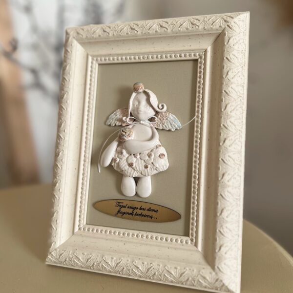 Keraminis angelas rėmelyje