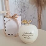 Graviruotas onikso obuoliukas Seneliams 11 cm