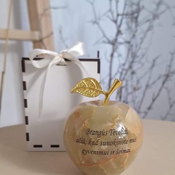 Graviruotas onikso obuolys Tėveliams 9 cm