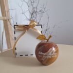 Graviruotas onikso obuolys 9cm “Sėkmė”