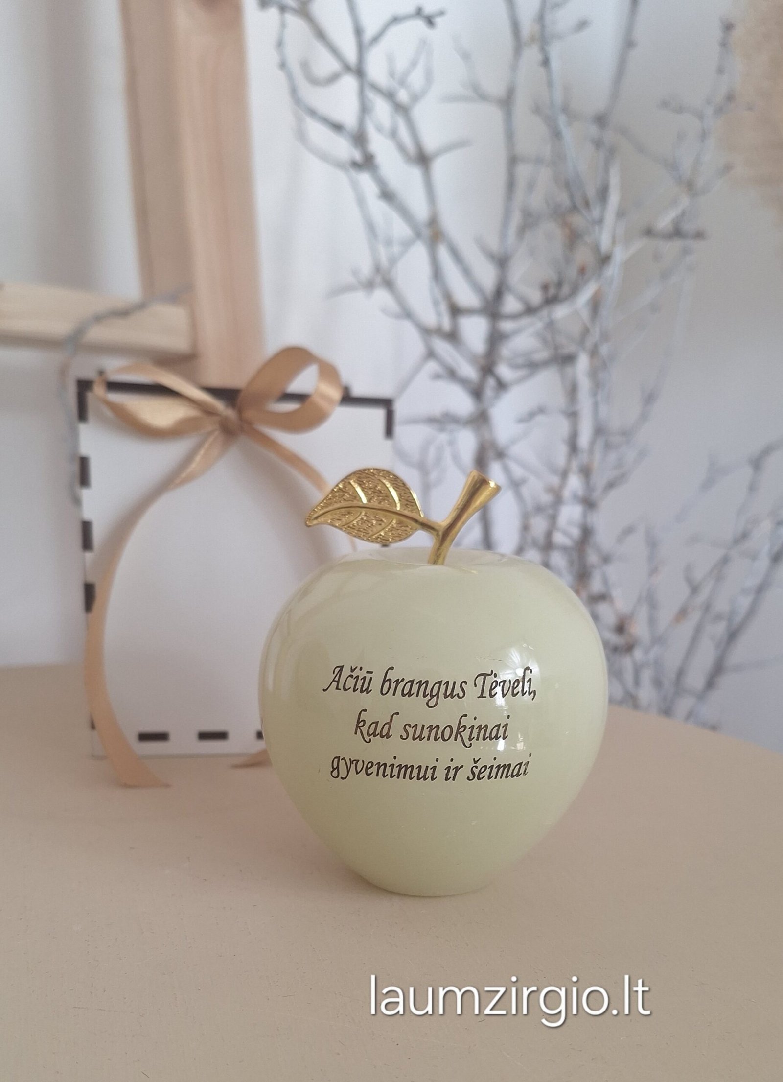 11-578 Graviruotas onikso obuoliukas Tėveliui 11 cm - Image 1