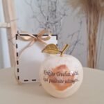 Graviruotas onikso obuoliukas Krikšto tėveliams 11 cm