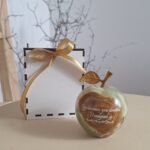 Graviruotas onikso obuolys 9cm “Gyvenimas yra dovana”