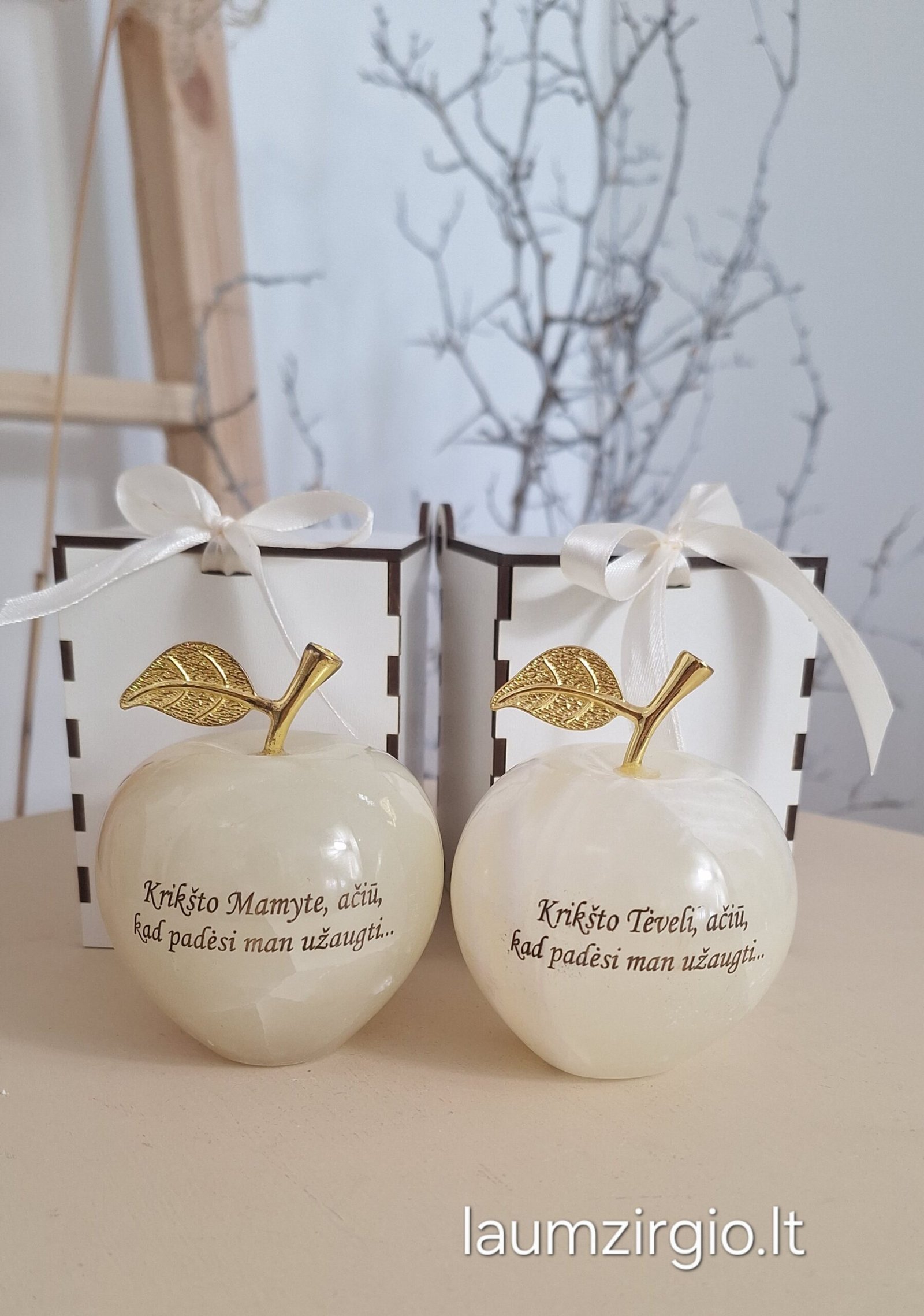 9-542-2 Graviruotas onikso obuoliukas krikšto tėveliams 9 cm - Image 1