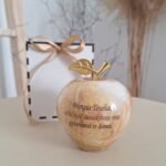 Graviruotas onikso obuoliukas Tėveliams 11 cm