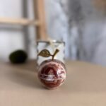 Graviruotas onikso obuolys 7 cm