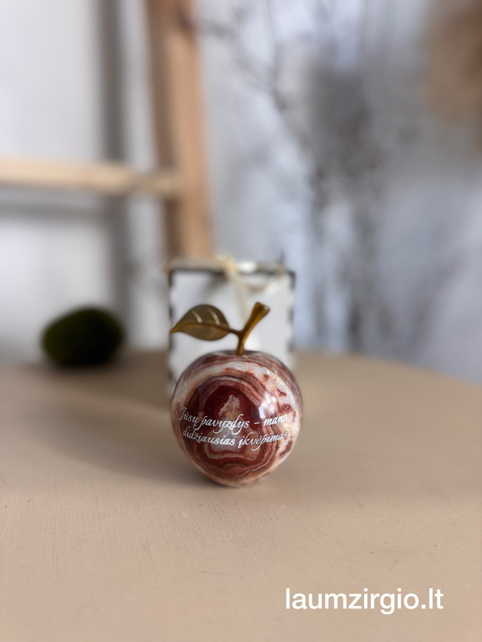 7-524 Graviruotas onikso obuolys 7 cm - Image 1