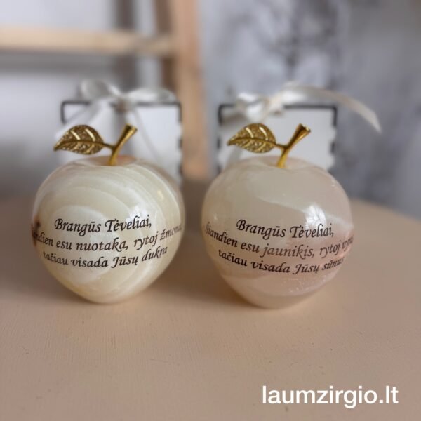 Graviruotas onikso obuoliukas Tėveliams 11 cm