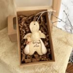Keraminis angelas dėžutėje "Tegul saugo ir globoja"