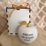 Graviruotas onikso obuolys 7 cm Krikšto tėveliui