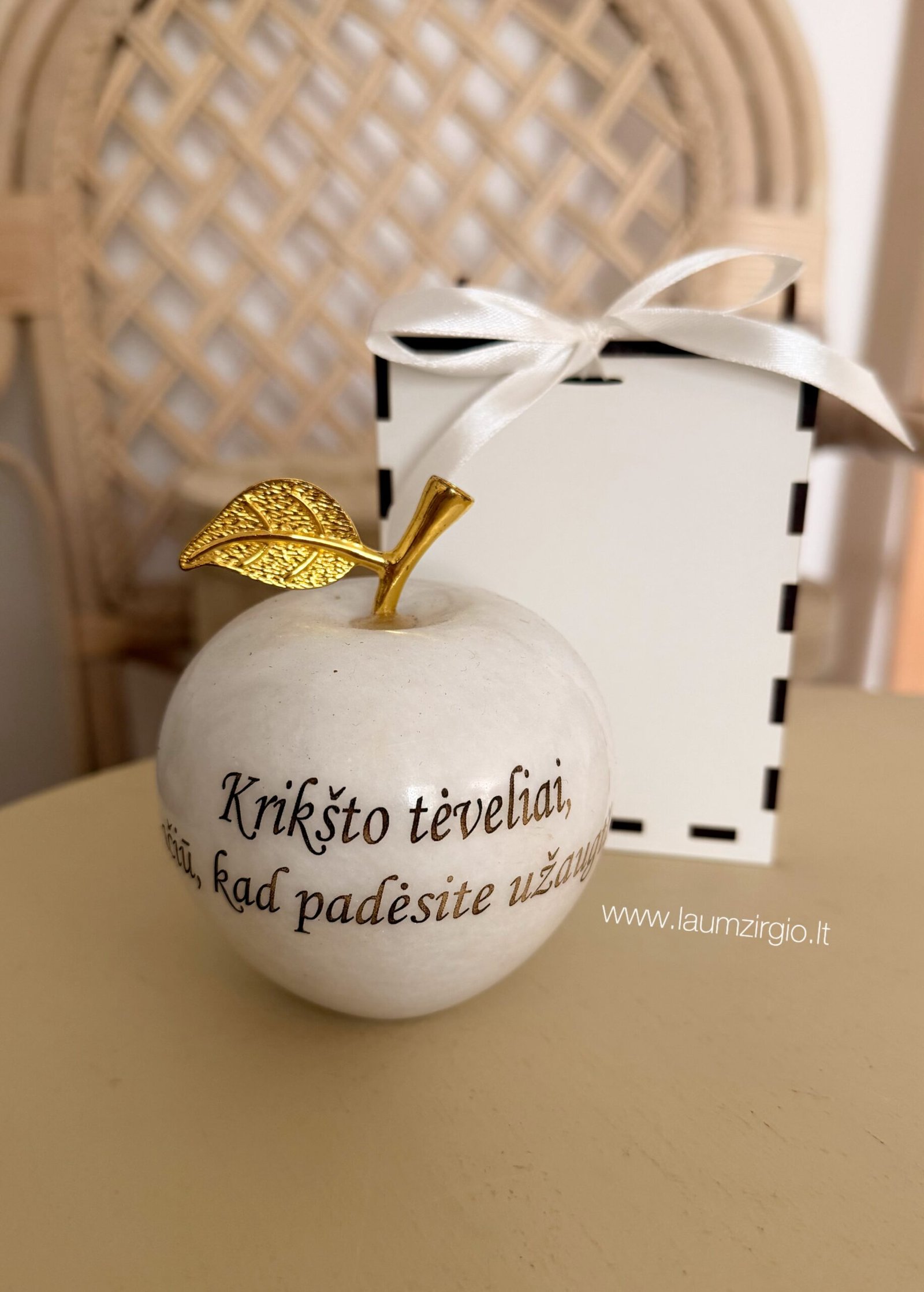 9-O14 Graviruotas onikso obuolys 9cm Krikšto tėveliams - Image 1